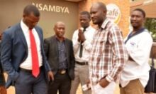Abamu ku bavubuika abakwatiddwa. Wano babadde bava mu lukungaana lw&#039;abannamawulire.<br /><br />Aba DP Abaganda ku democraciya yenna wabeera ssanyu lyabwe. Ewabwe jatali bagala Beni Kiwanuka akomewo abalwanire okuleeta democraciya owekimemente. Okuteegera nti Omugenyi nebwajja naleeta democraciya akyaluka. Aba DP kyabalema.